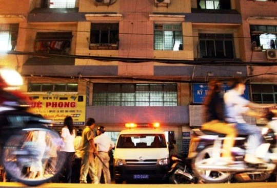 Xác chị N. được đưa khỏi chung cư