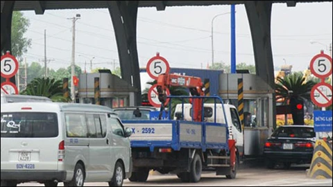 Mật độ trạm thu phí càng dầy càng tăng thêm gánh nặng chi phí cho người tiêu dùng (trong ảnh: Trạm thu phí cầu Rạch Chiếc) Mật độ trạm thu phí càng dầy càng tăng thêm gánh nặng chi phí cho người tiêu dùng (trong ảnh: Trạm thu phí cầu Rạch Chiếc)