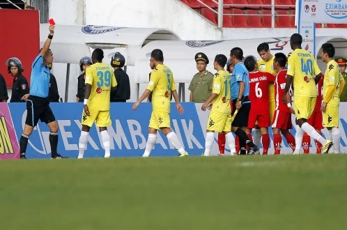 Samson bị phạt thẻ đỏ. Ảnh: Dương Minh Samson bị phạt thẻ đỏ. Ảnh: Dương Minh