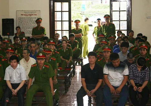 26 bị cáo tại phiên xử.Ảnh: Mai Huy. bicao1-2794-1402049778.jpg