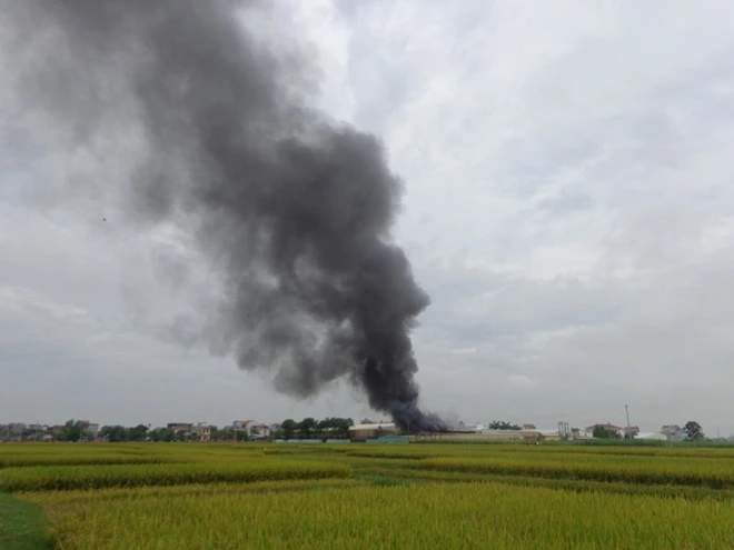 Cháy công ty may ở Bắc Giang, hơn 1.200 người tháo chạy 1