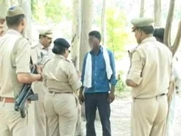 1 trong 5 nghi phạm vụ thi thể người phụ nữ treo trên cây hôm 10-6 bị cảnh sát bắt giữ. Ảnh: NDTV