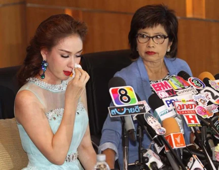 Lộ ảnh nhạy cảm, Tân Á hậu Thái Lan bị yêu cầu tước danh hiệu ảnh 8