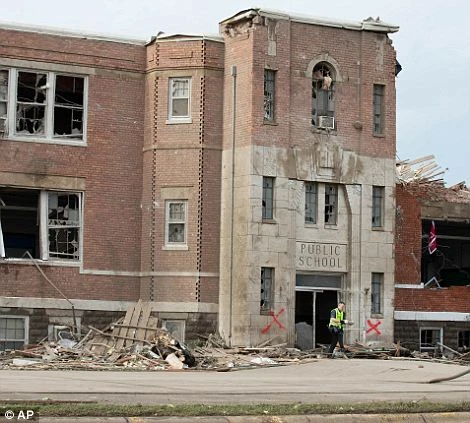 Vòi rồng kép đáng sợ trên bầu trời nước Mỹ ảnh 9