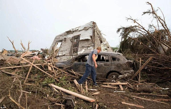 Vòi rồng kép đáng sợ trên bầu trời nước Mỹ ảnh 10