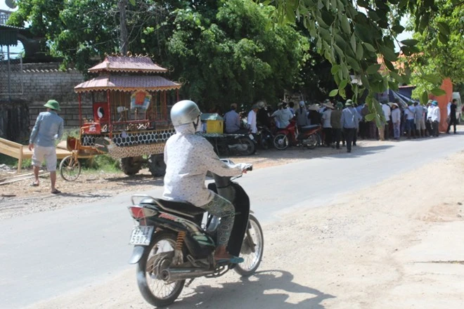 Vợ phát hiện chồng treo cổ tự tử trong đêm ảnh 1