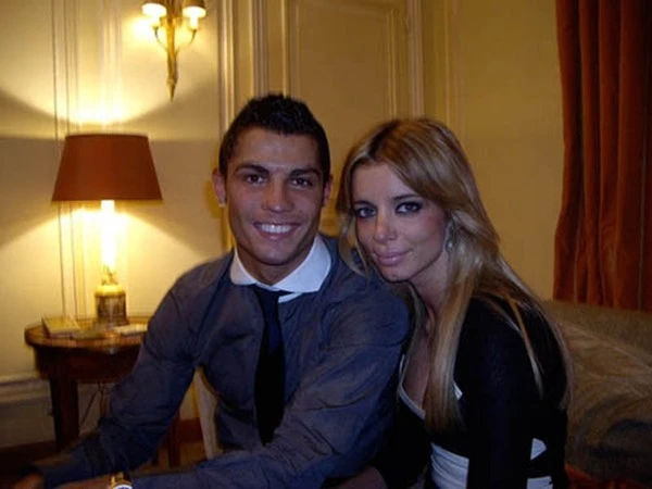 Những nữ phóng viên xinh ngất ngây tại World Cup 2014 ảnh 15