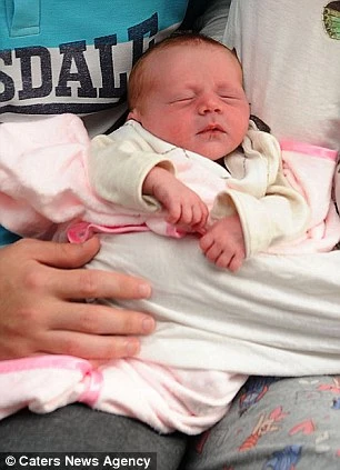 Không đau chuyển dạ, mẹ sinh con trong lúc đi vệ sinh 2