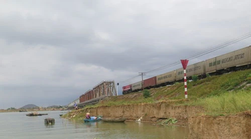 Trung bình mỗi ngày có hơn 40 chuyến tàu khách và tàu hàng chạy qua khu vực này. Mùa mưa lũ sắp tới nếu khu vực này tiếp tục sạt lở thì nguy cơ an toàn đường sắt là báo động IMG-1410-4633-1403752548.jpg