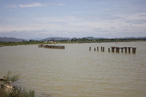 Tình trạng sạt lở đã xảy ra nhiều lần. Năm 2008, ngành đường sắt đã xây dựng bờ kè bằng cọc sắt và bê tông để ngăn sạt nhưng đến nay, bờ kè này đã cách bờ hơn 10 m, nằm ngoài dòng nước. IMG-3500-7429-1403752548.jpg