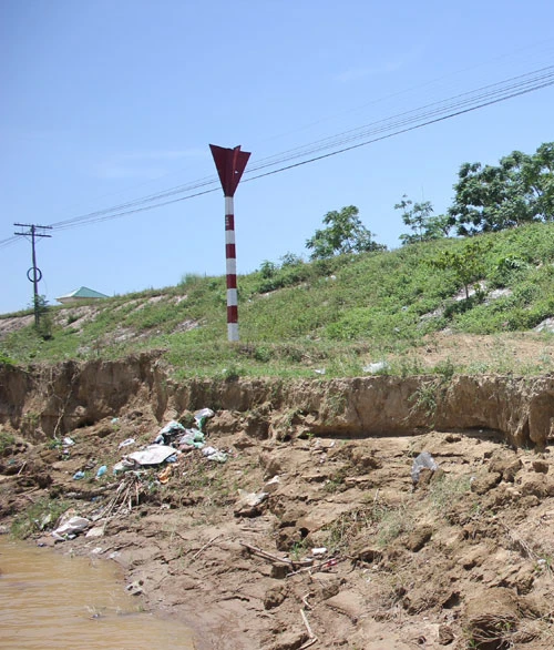 Cột tín hiệu, đường dây thông tin đường sắt đang bị đe dọa sạt lở tới chân. IMG-3515-7124-1403752549.jpg