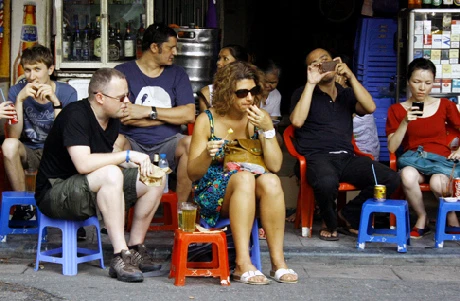 Giả vờ là 'Tây' để được chiều như khách VIP 1