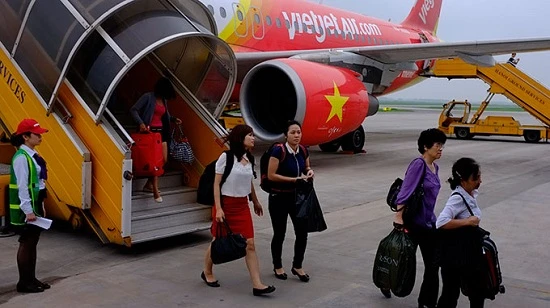 Hành khách sử dụng dịch vụ của VietJet Air - Ảnh: Châu Anh