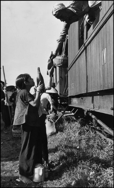 Cảnh mắc võng, nấu ăn cực hiếm trên chuyến tàu Sài Gòn - Nha Trang năm 1952 12