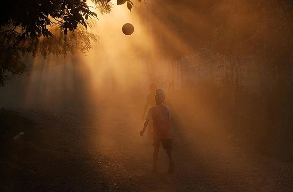 Chùm ảnh tuyệt đẹp về tuổi thơ của trẻ em trên toàn thế giới ảnh 31