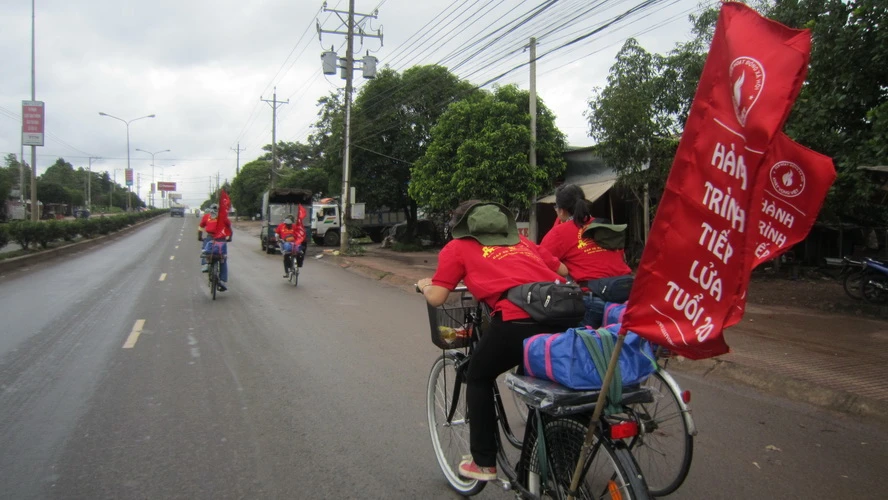 Sinh viên đạp xe xuyên Việt tặng quà cho học sinh nghèo các tỉnh ảnh 4 Sinh viên đạp xe xuyên Việt tặng quà cho học sinh nghèo các tỉnh ảnh 4