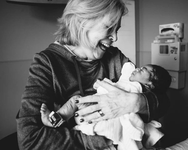 Chùm ảnh: Niềm hạnh phúc của một cậu bé da đen được nhận nuôi ảnh 5