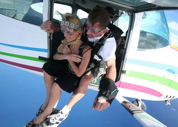 Lần đầu tiên Paris hơi trò mạo hiểm này là vào sinh nhật lần thứ 25.