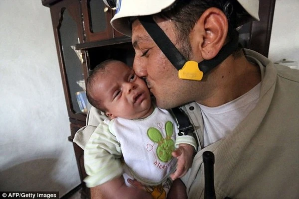 Giải cứu kì diệu bé gái 2 tháng tuổi bị chôn vùi trong đống đổ nát ảnh 4