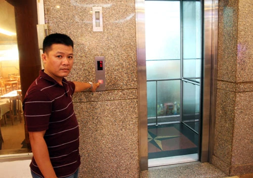 Thang máy xảy ra sự cố. Ảnh: An Nhơn