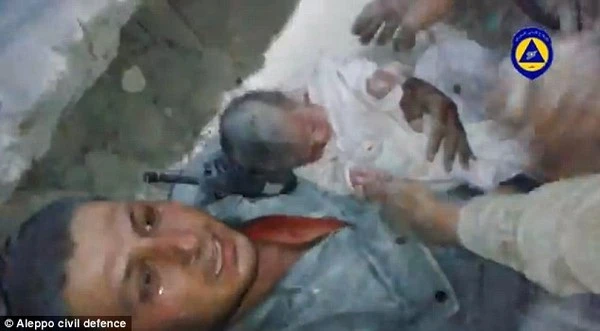 Giải cứu kì diệu bé gái 2 tháng tuổi bị chôn vùi trong đống đổ nát ảnh 3