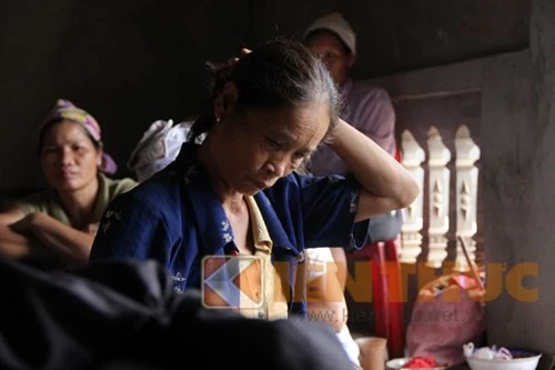 Bà D khóc cạn nước mắt trước vụ việc đau lòng xảy ra trong gia đình mình.