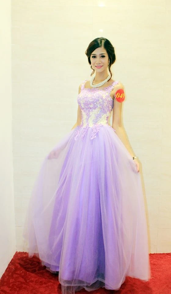 Người đẹp 'Nữ hoàng sắc đẹp Việt Nam' ném danh hiệu vào xe rác ảnh 4