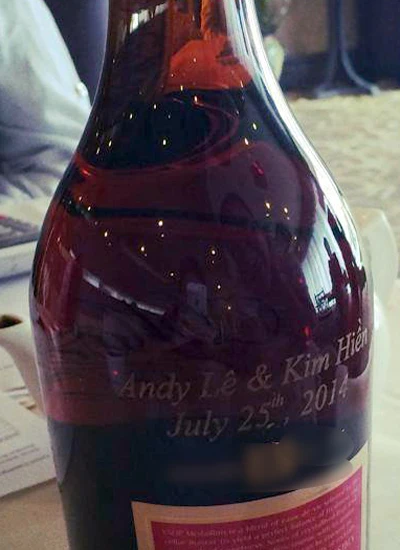 Ngày vui của đôi vợ chồng được in trên một chai rượu lễ.