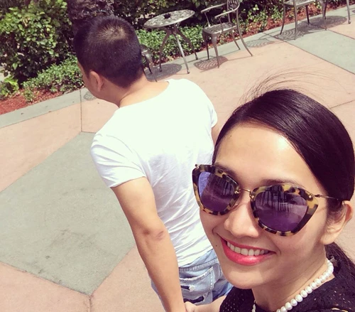 Suốt 2 năm quen nhau, Kim Hiền hạnh phúc vì có người yêu tâm đầu ý hợp. Anh Andy luôn nắm tay người đẹp để cô vững tin trong cuộc sống.