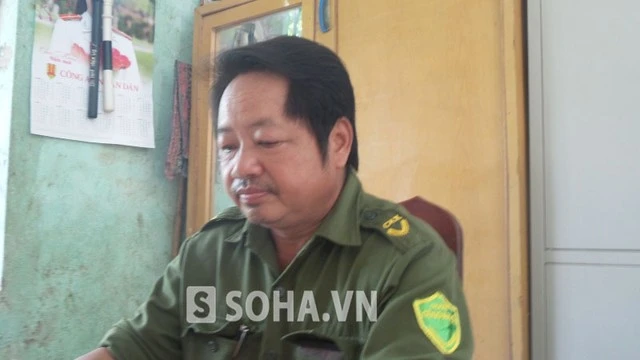 Ông Bùi Văn Rính, Trưởng Công an xã Sào Báy trao đổi với PV.