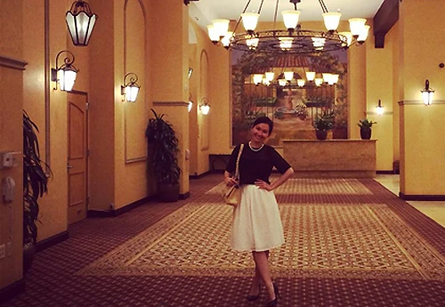 Kim Hiền tại sảnh khách sạn nơi dự kiến tổ chức lễ cưới của cô ở Mỹ.