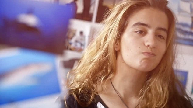 Cô gái "người cá" thoát ly gia đình để sống chung với bầy cá mập ảnh 2