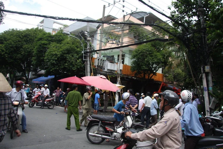 Bị điện giật, một nhân viện điện lực bất tỉnh trên cột điện ảnh 1