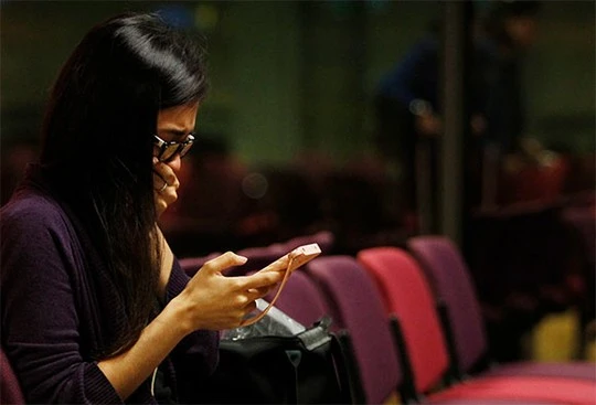 Sự trùng hợp lạ lùng về chiếc MH17 bị bắn hạ ảnh 2 Thân nhân một hành khách Malaysia bật khóc khi nhận hung tin. Ảnh: Reuters