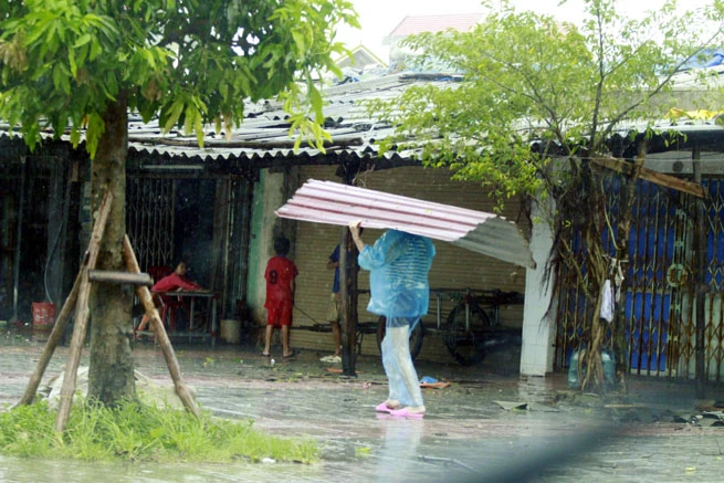 Một người dân khác ở Móng Cái quay về sửa lại nhà mình khi bão ngớt.