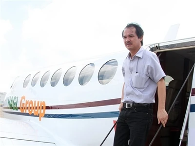 Bầu Đức hiện là doanh nhân sở hữu chiếc máy bay tư nhân đắt tiền nhất, với giá trị lên tới 7 triệu USD, trong khi trực thăng EC 135P2i của ông chủ Hòa Phát có giá gần 5 triệu USD.