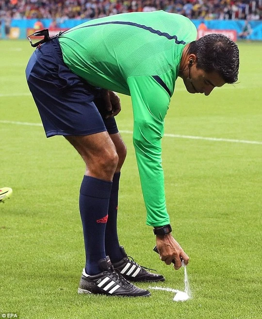 Trọng tài Anh sẽ dùng sơn xịt ngăn cầu thủ ăn gian ảnh 1