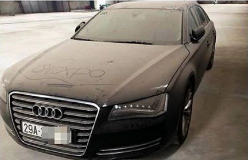 Chiếc Audi A8L 3.0 sang trọng nằm phủ bụi trong một gara cũ tại Hà Nội.Ảnh: Facebook.