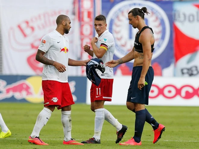 Hai cầu thủ hạng nhì tranh nhau chiếc áo đấu của Ibrahimovic ảnh 1