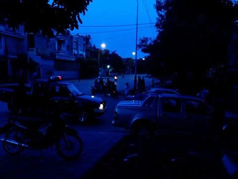 Vụ việc khiến nhiều người hiếu kỳ đứng xem. Ảnh: laodong