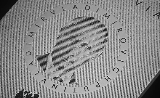 iPhone titan in hình Putin giá 70 triệu đồng