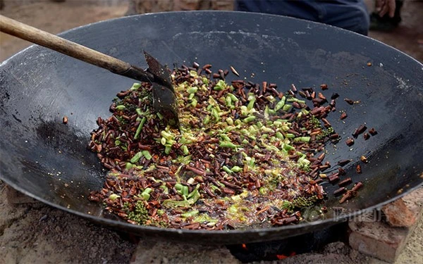 Bữa ăn tập thể của 3.000 nạn nhân trong vụ động đất ở Trung Quốc 10