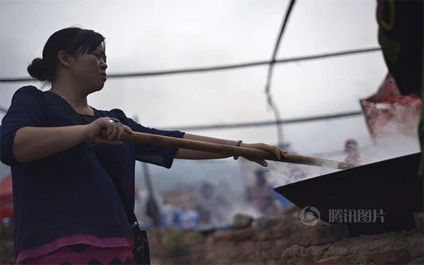 Bữa ăn tập thể của 3.000 nạn nhân trong vụ động đất ở Trung Quốc 5