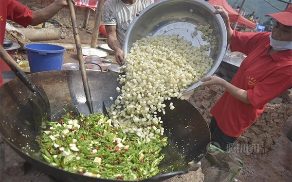 Bữa ăn tập thể của 3.000 nạn nhân trong vụ động đất ở Trung Quốc 1