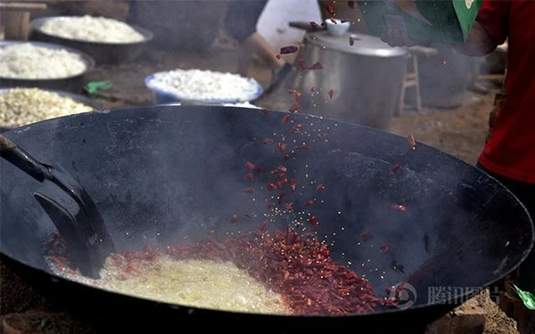 Bữa ăn tập thể của 3.000 nạn nhân trong vụ động đất ở Trung Quốc 9