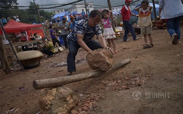 Bữa ăn tập thể của 3.000 nạn nhân trong vụ động đất ở Trung Quốc 7