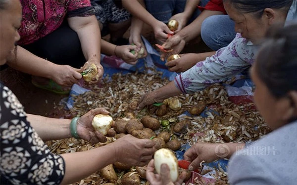 Bữa ăn tập thể của 3.000 nạn nhân trong vụ động đất ở Trung Quốc 4