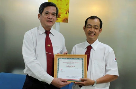 Tài xế taxi trả lại 5.000 USD cho vợ chồng Việt kiều ảnh 1