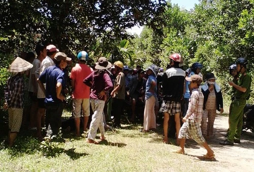 Công an H.Bắc Trà My đến hiện trường giải quyết sự việc vào trưa 17.8 - Ảnh: Người dân cung cấp