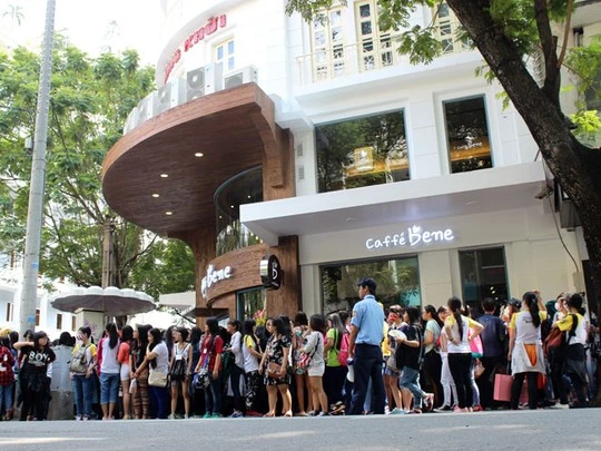 Mọi người xếp hàng dài trên đường Đồng Khởi với sự giám sát của các bảo vệ quán